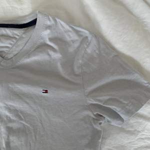 T-shirt från Tommy hilfiger, aldrig använd, köpt second hand. Ingen storlek men passar xs/s/m, 70kr💞