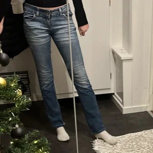 Raka lågmidjade jeans  - Blåa lågmidjade jeans 