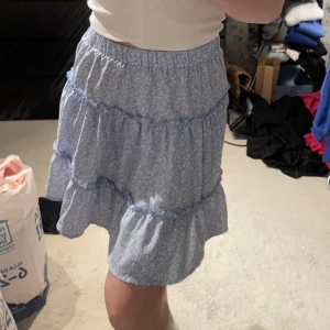 Kjol - Säljer kläder pga utresning allt är i fint skick, köparen står för frakten 💙 super härlig kjol oanvänd