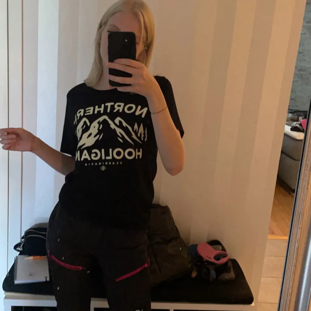 Säljer nu min svarta northern hooligans T-shirt för att den inte kommer till användning längre, använd några få gånger och fint skick! . T-shirts.