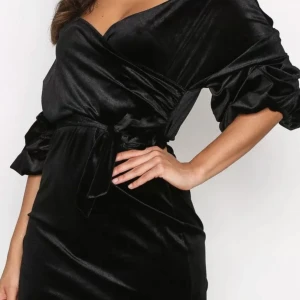 Sammetsklänning - Fin svart sammetsklänning perfekt till nyår eller finare tillfällen. Oanvänd med etikett kvar och storlek S. Skärpet är borttappat men blir fint med eget skärp också! 