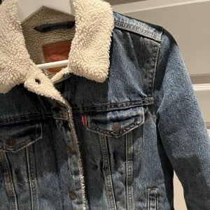 Levis jacka  - Säljer denna jacka från Levis med teddy material på insidan. Den håller en varm och är i mycket bra skick! (Frakten kan variera. Kan diskuteras vid intresse) 