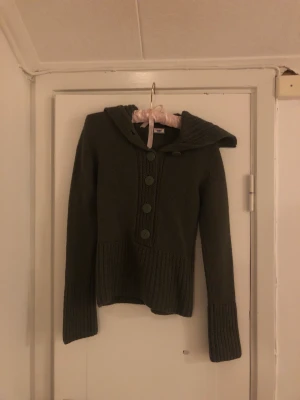 Grön stickad tröja - Grön stickad/virkad tröja. Jag vet inte vilket märke den är ifrån men på lappen står det ”GirlsCasualWear, Rocky”. Det står heller ingen storlek på den men jag skulle säga att den passar som en xs💓