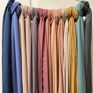 Chiffong sjalar - Säljer chiffong sjalar av lite tjockare material, bara använt 1 av de annars är resten aldrig använda,  och helt nya. Om man köper fler så kan pris diskuteras, dock är den lila såld så för tillfället är det 12 st🥰