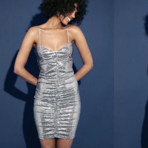 Sunny glitter dress - En super fin klänning från Gina Tricot som tyvärr inte passade, helt oanvänd ( endast testad )