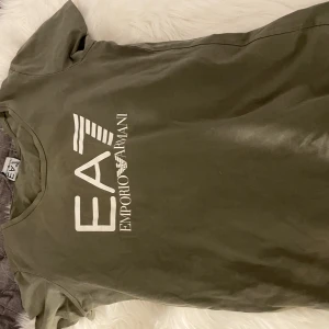 Säljer grön Armani T-shirt  - Säljer grön Armani T-shirt för att det inte riktigt är min stil och för att den inte kommer till användning längre, köpt här på Plick innan, använd få gånger och fint skick!💗
