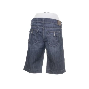 Jeans shorts  - En par jeansshorts som når ner till knäna (beroende på längd men jag är 168cm). I storlek 28 midjemått runt 84cm men de är stretchiga!