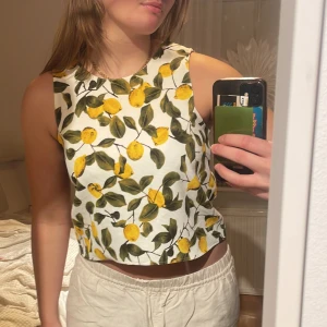 Zara linne  - Supergulligt linne från Zara med citroner på. Har en v-ringning i ryggen och faller fint. Hör av dig vid frågor💕