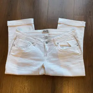 ett par vita vintage lowwaist Mudd jeans/capri, de är kortare i längden och går ned till vaderna. köpta i USA, aldrig använda utan endast provade, inga fläckar. mycket bra skick. ☺️ står storlek 13, skulle tro att det motsvarar 40. köpare står för frakt 💕