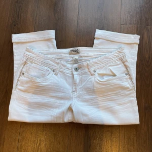 vintage Mudd jeans/capribyxor - ett par vita vintage lowwaist Mudd jeans/capri, de är kortare i längden och går ned till vaderna. köpta i USA, aldrig använda utan endast provade, inga fläckar. mycket bra skick. ☺️ står storlek 13, skulle tro att det motsvarar 40. köpare står för frakt 💕