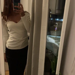 Vit topp - Jätte fin vitt topp från H&M använd endast en gång till Nobellunch. Pris kan diskuteras 