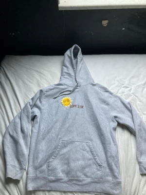 Aries Hoodie - Aries ”Believe in me” hoodie skapad av artisten Aries Köpt 2021 Sålts för 2500 i resellpris på många sidor Condition: 9/10