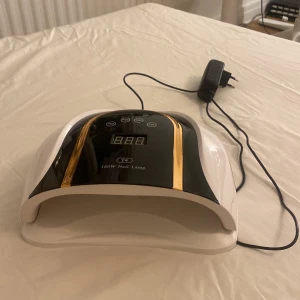 Uv lampa  - Säljer min absolut bästa uv lampa, funkar optimalt🖤 köpt för 700kr
