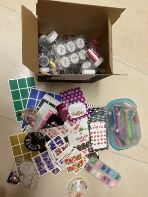 Nagelgrejer  - Glitter, decals, stickers, kristaller, vattenlösliga dekaler osv   om ni vill bara ha en sak hör av er, pris kan diskuteras för allt!! Finns fjärilar också   