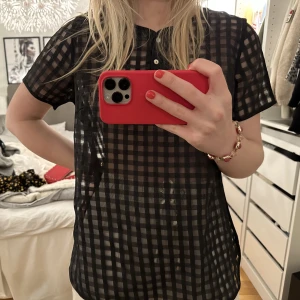 Genomskinlig rutig tröja - Rutig tröja som är lite see through. Jättesnygg att ha tex en bralette under eller ett linne under till vardags. Tycker denna är väldigt cool och piffar upp vilken outfit som helst❤️