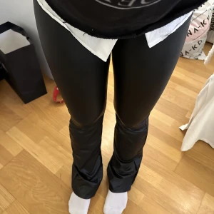 Bootcut skinnbyxor - Utsvängda byxor i läder imitation. Väldigt snygga och coola, från stradivarius i strl 36.💃🏼 