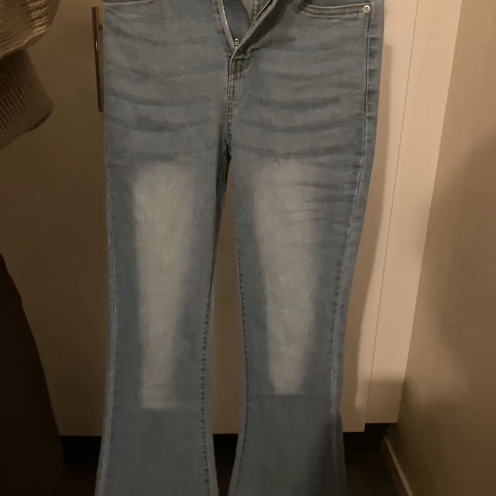 Oanvända jeans från nelly. I storlek xs. Dem har bra längd jag är 161. Dem är strechiga och väldigt sköna. Bootcut modell, Oanvända/ bara provade Säljer då dem inte passade. O lappen sitter fortfarande kvar.. Jeans & Byxor.