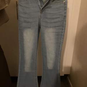 Oanvända jeans från nelly. I storlek xs. Dem har bra längd jag är 161. Dem är strechiga och väldigt sköna. Bootcut modell, Oanvända/ bara provade Säljer då dem inte passade. O lappen sitter fortfarande kvar.