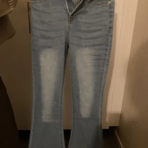 Blåa oanvända bootcut jeans - Oanvända jeans från nelly. I storlek xs. Dem har bra längd jag är 161. Dem är strechiga och väldigt sköna. Bootcut modell, Oanvända/ bara provade Säljer då dem inte passade. O lappen sitter fortfarande kvar.
