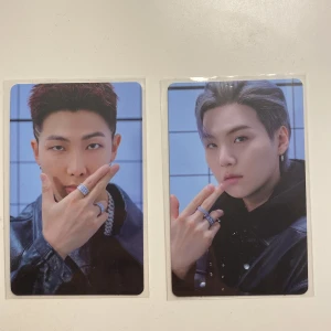 Photocards bts - Säljer då jag har dubbletter av båda korten. Kan även byta/tradea mot andra photocards. Kom med egna prisförslag. (Bara rm kvar)