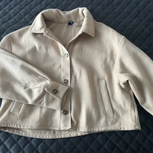 Kort jacka - Kort jacka/kofta. Knappt använd.
