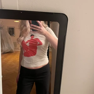 T-shirt  - Ljus beige T-shirt med rött/orange tryck från Wera❤️aldrig använd 