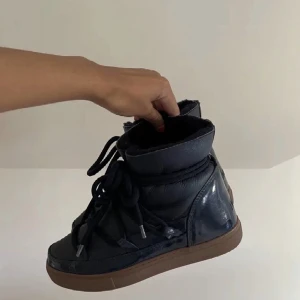 Inuikiis - Mörkblå inuikiis köpta på Plick. Jag har aldrig använt de så säljer de vidare (bilder från förra ägaren)