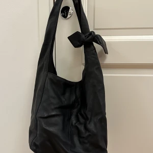 Väska  - En väska i 100% LÄDER!! Från Åhléns märke wera❤️‍🔥 inte använd många gånger så ett rikigt dunderpris!!