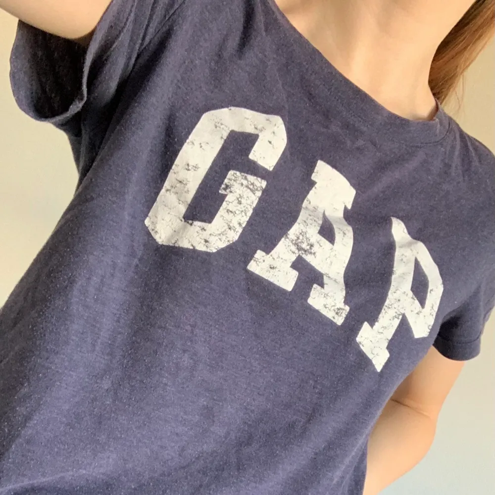 En marinblå T-shirt som det står ”GAP” på och har aldrig använts || Köparen står för frakt ||. T-shirts.