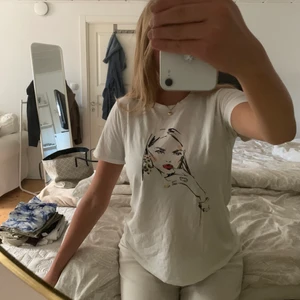 T-shirt med tryck - Vit T-shirt som har ett tryck på nån cool tjej😎 Kommer till för lite användning så säljer!