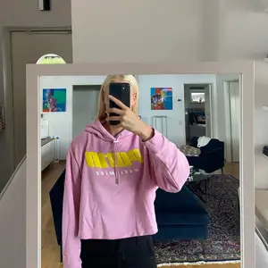 Ljusrosa hoodie från Puma i storlek XS. Tröjan är i gott skick. Köparen står för frakten!💕