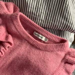 Supersnygg rosa stickad tröja från Carin Wester i alpacka och ullblanding. Den är väldigt varm vilket passar perfekt nu till hösten och vintern☺️ Frakt tillkommer💕