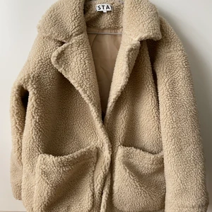 Oversize Teddy jacka/kappa  - Oversize jacka/kappa från weekday. 