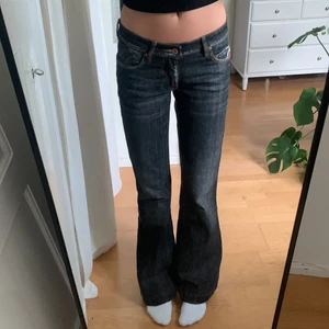 Lågmidjade grå jeans  - Midjemått:78 cm Innerbenslängd:83 🤍 Jag är 168 cm och W27-29 som referens, köp gärna direkt<3