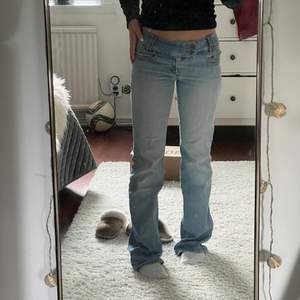 Skit balla jeans med låg midja. Långa och fin i tvätten, storlek 36 och jag är 163cm lång! Midjemått: 37cm i diametern Innerbenslängd: 85cm