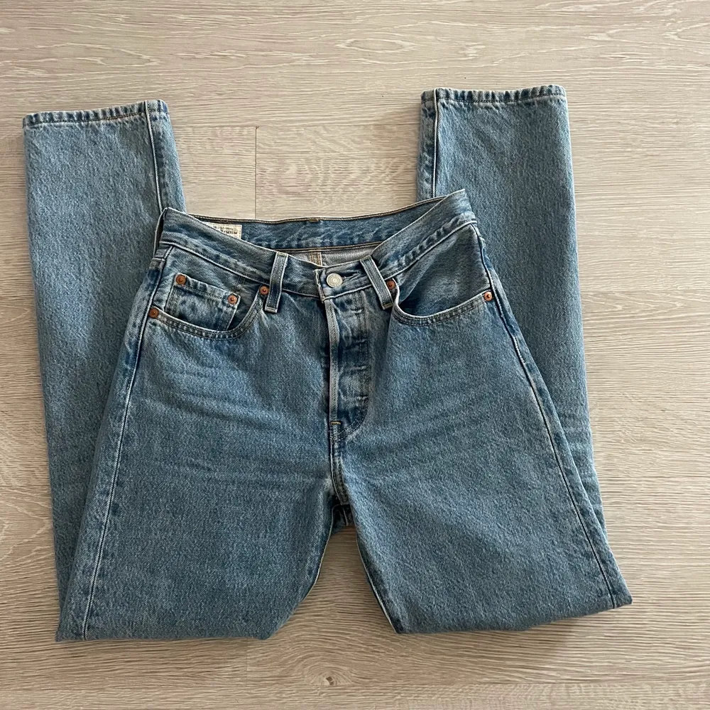 Levi’s 501 jeans i strl 24/30, bra skick (se bilder). Passar om man har xs/ EU 34. Passform bild 3: är 163 cm, brukar ha xs/s. Jeans & Byxor.