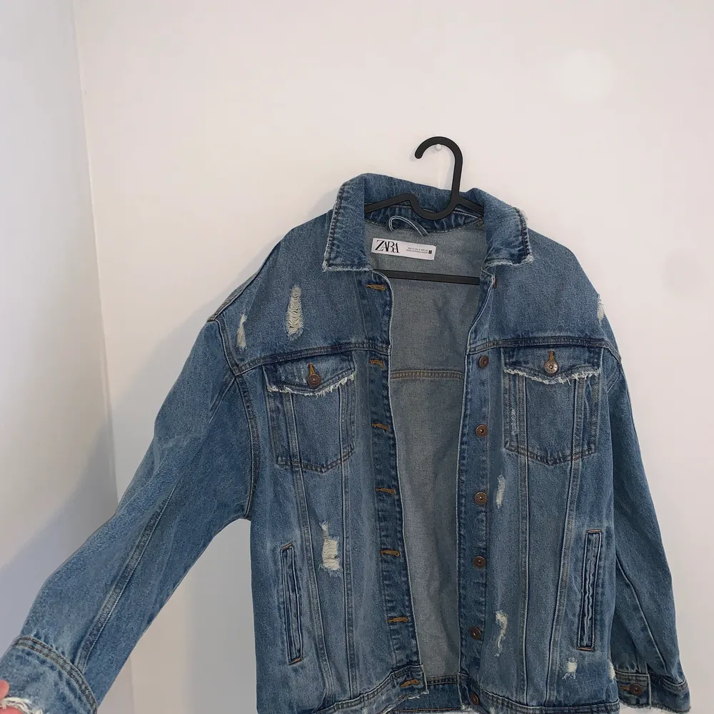 Oversized Zara jean jacket with rips. Worn once, in excellent condition. Size Small but fits medium as well. . Jackor.