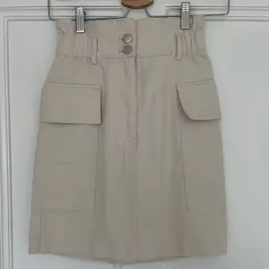 Beige kjol från H&M med stora fickor på sidorna, bara använd några gånger då den har blivit för liten för mig. Storleken är 34/XS🤎