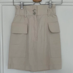 Kjol - Beige kjol från H&M med stora fickor på sidorna, bara använd några gånger då den har blivit för liten för mig. Storleken är 34/XS🤎