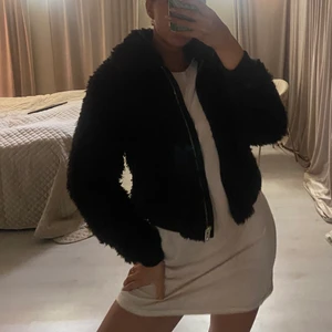 TeddyJacka - Hej! Säljer denna teddyjacka från hm, knappt använd. Hör av er vid frågor!😜