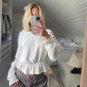 Vit långärmad tröja med snygga detaljer - Vit långärmad tröja, okänt vart den kommer ifrån då lappen är avklippt. Jag är en S och passar både S samt M.