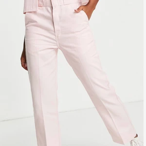 Dickies  - Dickies i nyskick. Använda en gång, säljer då de är för stora för mig!  Nya kostar 699!  