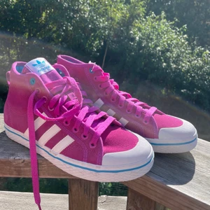 Adidas skor - Super fin rosa lila blandat med blå. Helt oanvänd 💗 kontakta mig om du har några frågor.