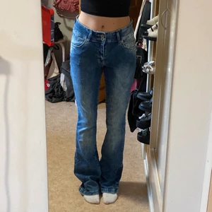  jeans  - Blå jeans med cool tvätt. Sitter inte högmidjade men inte lågmidjade på mig utan mer emellan där. Kan mötas upp beroende på vart annars står köparen för frakten:)