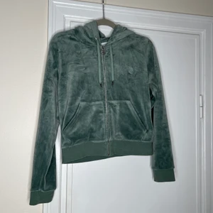 Juicy couture velour hoodie chinois green storlek L - Suoermysig hoodie i fin grön färg från Juicy Couture. Normalt begagnat skick. 