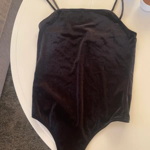 Body - Säljer en svart body ifrån bikbok, aldrig använd och lappen sitter fortfarande kvar. Den är lite öppen i ryggen och bodyn är i string. Storlek S. Nypris 199, säljer för 100. Köparen står för frakt🥰