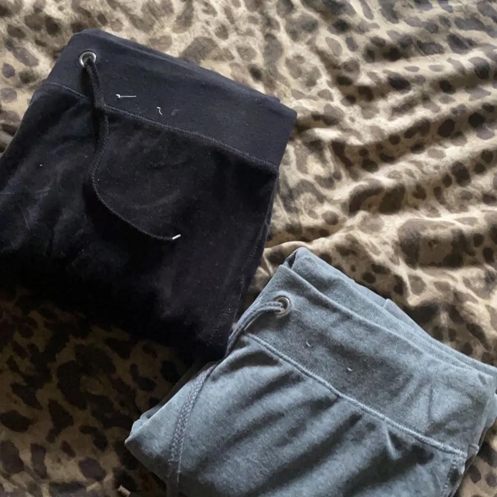 Svarta å grå mjukis från Cubus, 80 kroner styck älle båda fö 150. Tar endast Swish ;). Jeans & Byxor.