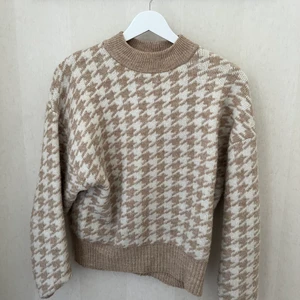 Stickad tröja  - Stickad tröja från hm. Tyvärr för liten för mig💘 