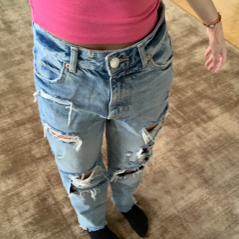 Dessa jeansen är nästan i helt nytt skick då jag bara har använt de några gånger. . Jeans & Byxor.