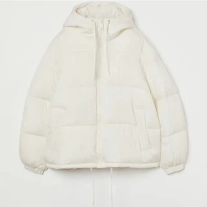 Vit vinterjacka - fin vit vinterjacka från h&m som inte säljs längre. köpt i vintras men bara använd ett fåtal gånger. skickar spårbar frakt! 💕💕 köp direkt för 650 kr + frakt!  